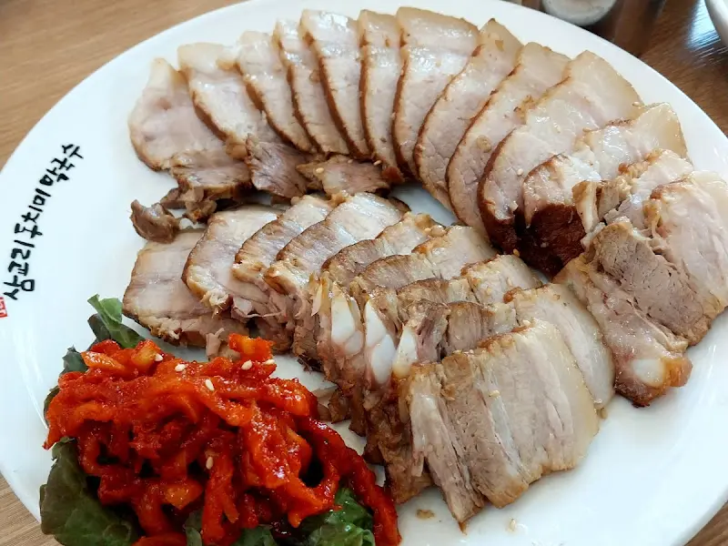 윤기가 자르르 흐르는 수육