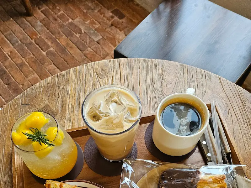 딸기 브라우니 케이크와 아이스 아메리카노