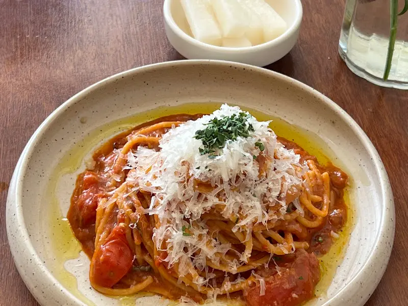 붉은 토마토 소스가 듬뿍 묻어 있는 아라비아따 파스타