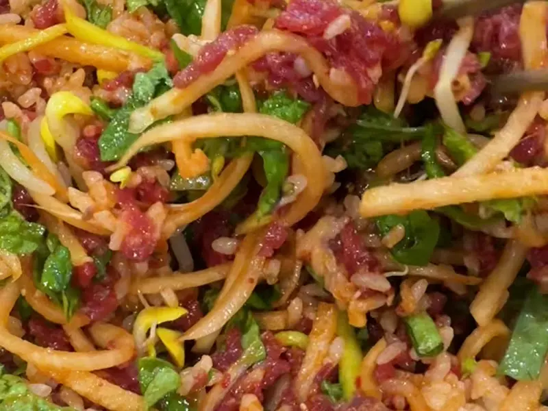 육회비빔밥 비빔 장면