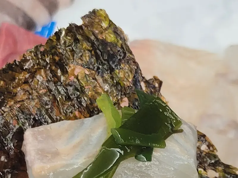 김, 해초, 생강, 락교 등 모듬회 곁들임