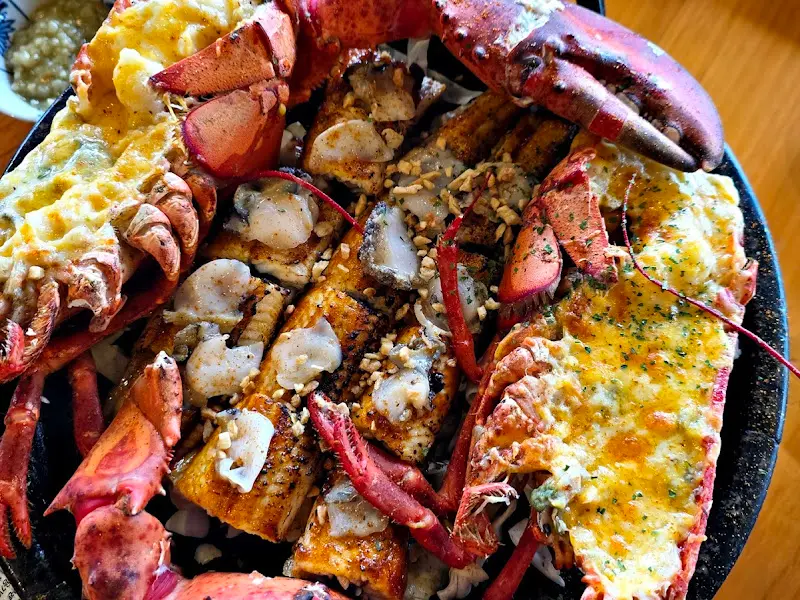 랍스터와 장어, 전복이 푸짐하게 담긴 스페셜 구이 한판