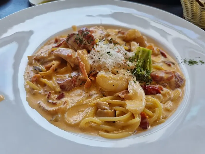 크림 소스가 듬뿍 뿌려진 투움바 파스타