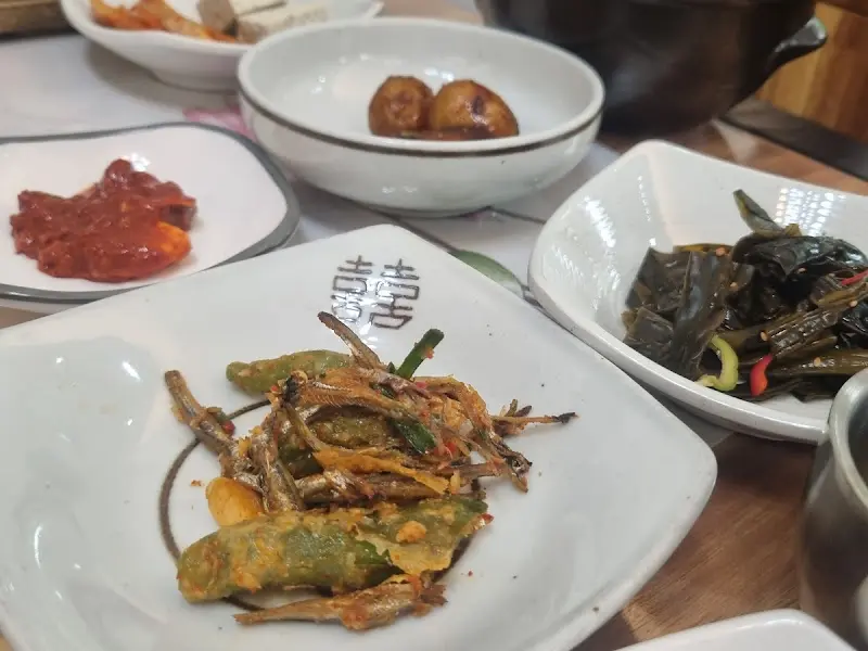 다채로운 반찬들