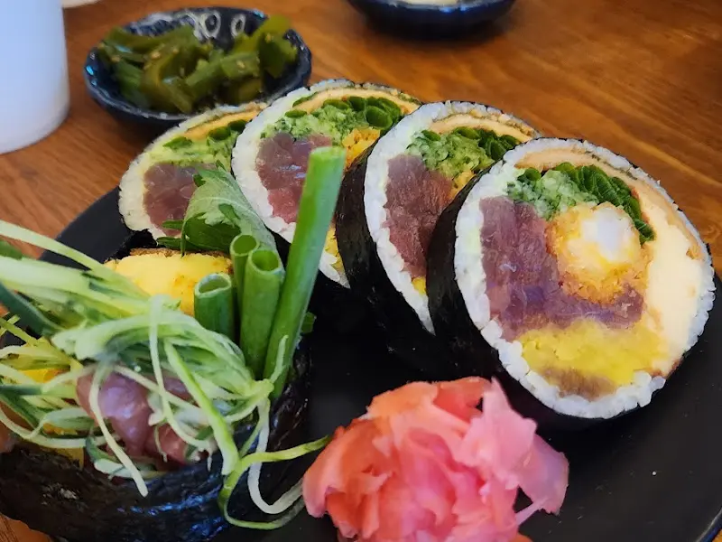 싱싱한 재료가 돋보이는 료미 후토마키