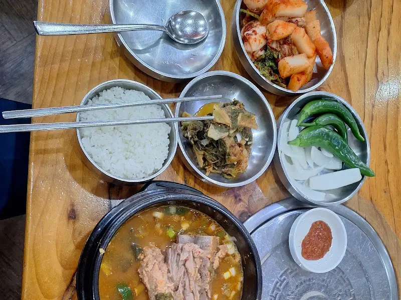 뼈해장국과 밑반찬이 정갈하게 차려진 모습