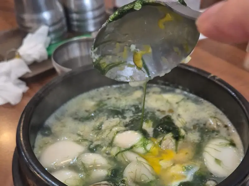 김순희굴국밥 매생이굴국 숟가락샷