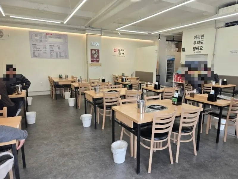 넓고 깔끔한 식당 내부