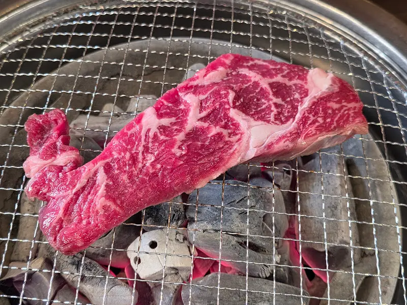 숯불 위에서 익어가는 한우