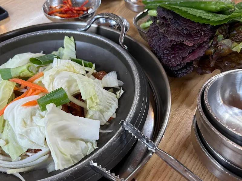 쌈 채소가 담긴 접시