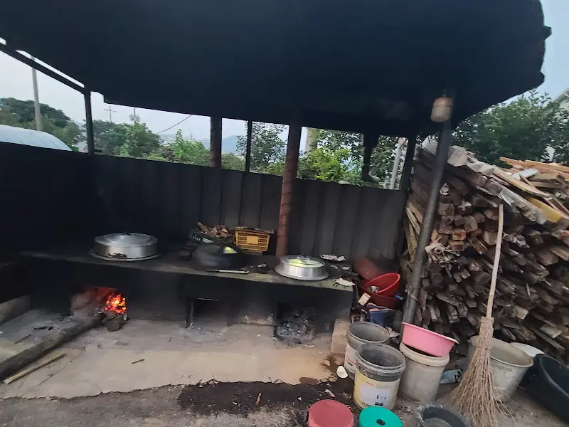 장작불로 끓이는 장어탕