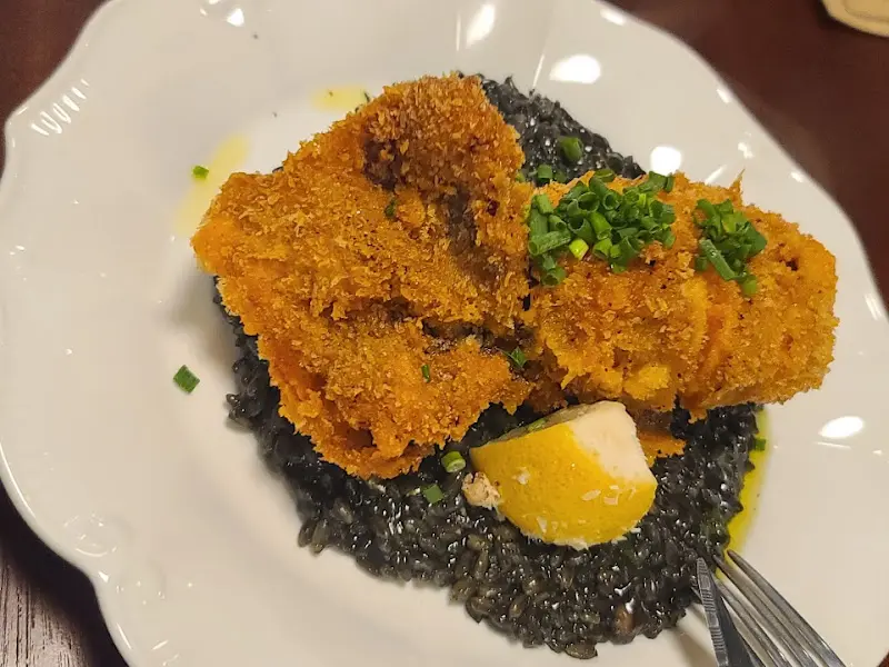 오징어 튀김이 올라간 먹물 리조또