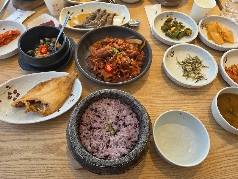 푸짐하게 차려진 쌈밥 정식