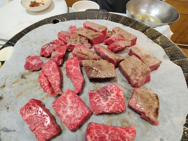 불판 위에서 익어가는 한우