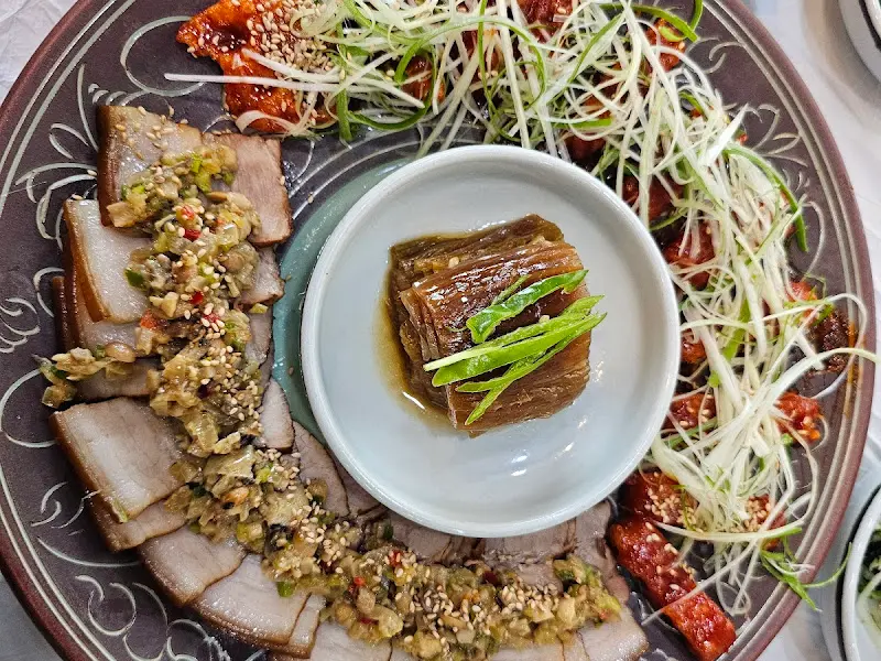 수육, 장어튀김, 묵은지나물의 조화