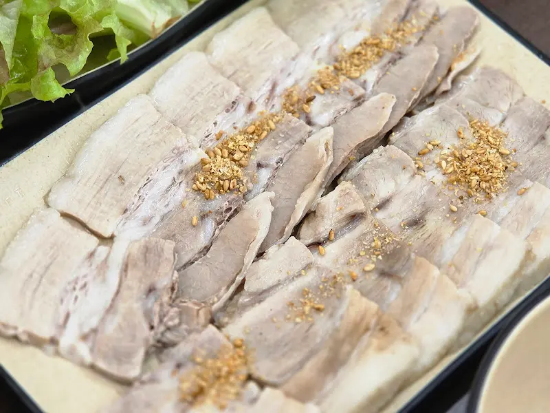 윤기가 흐르는 삼겹수육