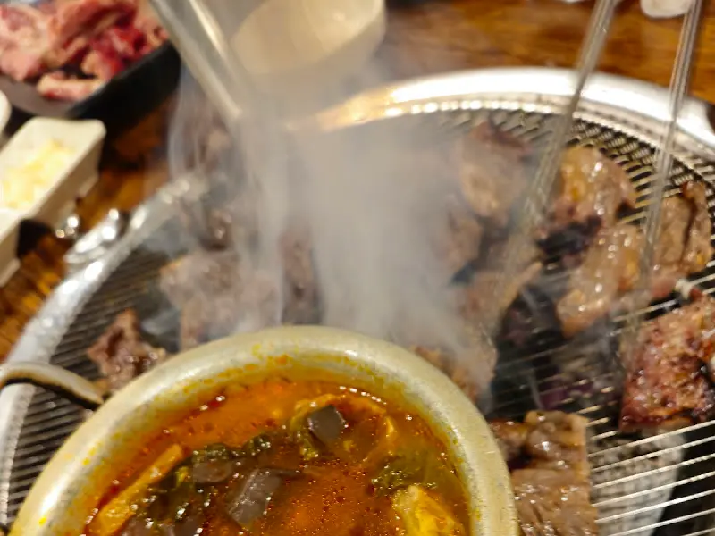 익어가는 고기와 선지해장국