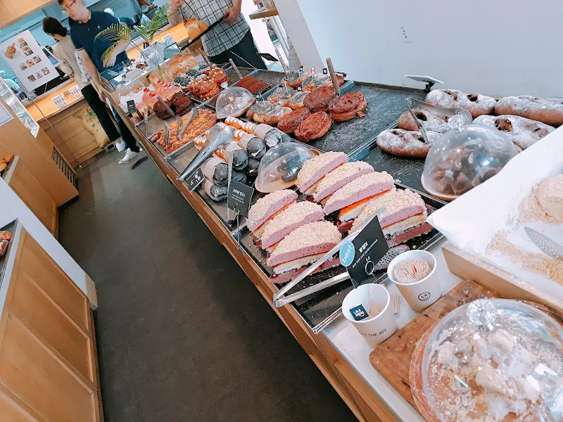 빵을 고르는 사람들