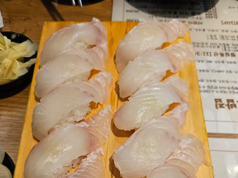 윤기가 흐르는 광어 초밥