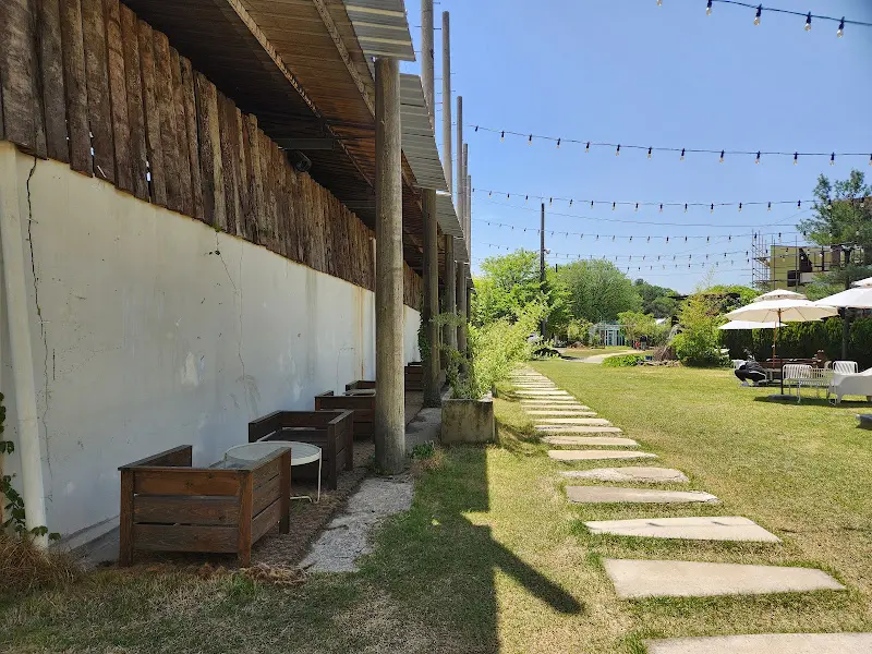 정원으로 이어지는 돌길