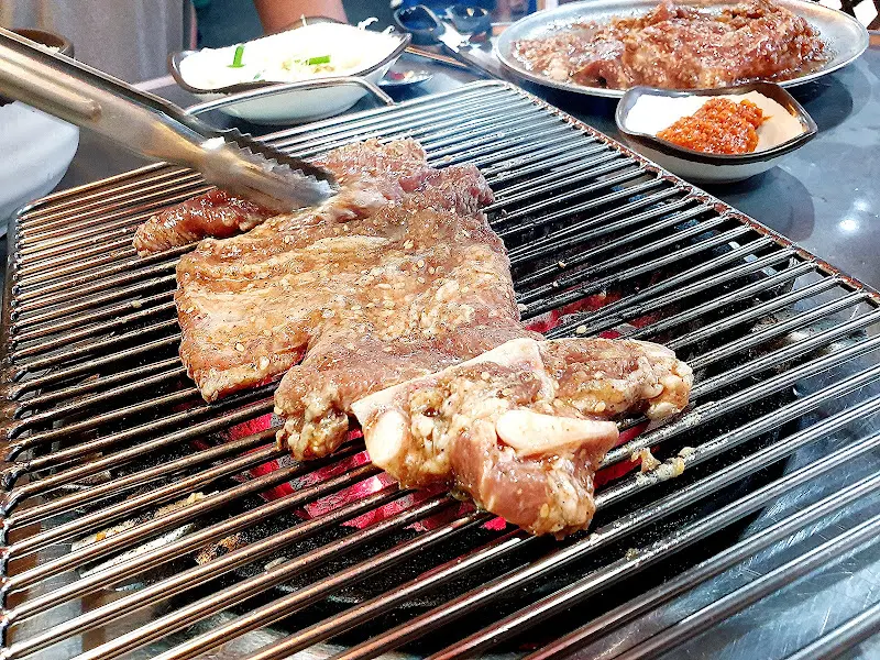 숯불 위에서 맛있게 익어가는 돼지갈비