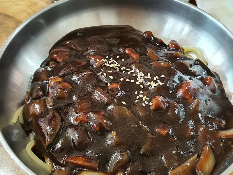 짜장 소스가 면에 깊게 스며든 모습