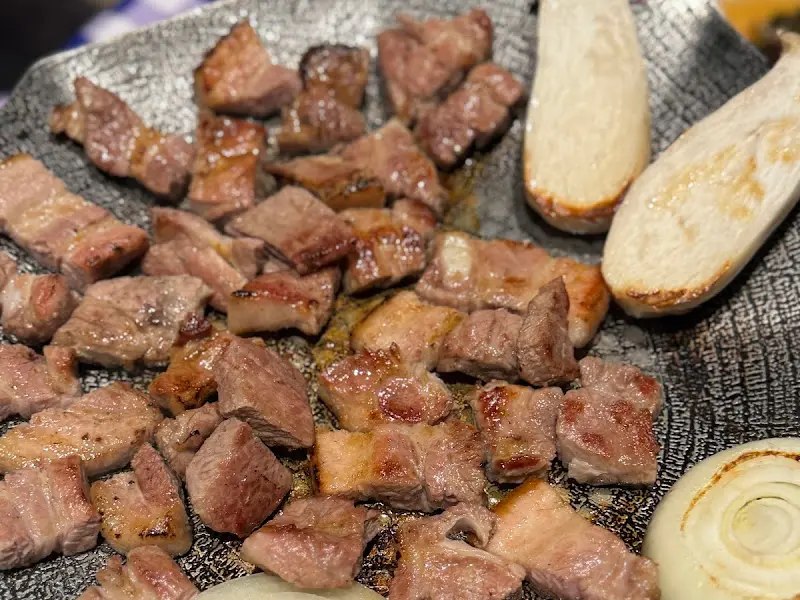 잘 구워진 고기 조각들