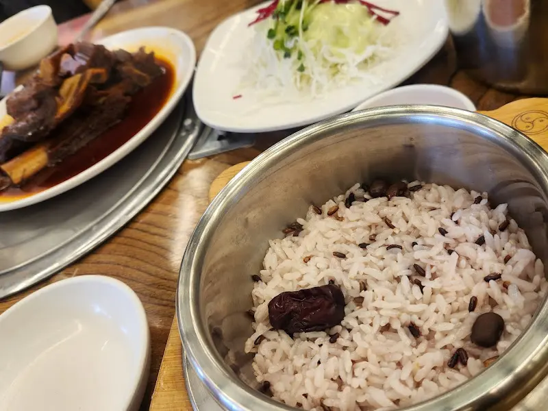 갈비찜, 샐러드, 솥밥이 함께 나오는 푸짐한 세트 메뉴