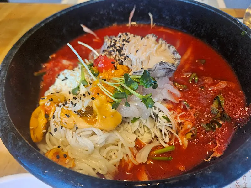 해산물, 채소, 면이 조화롭게 어우러진 물회