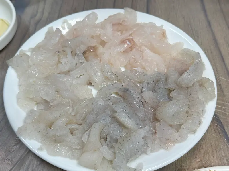 윤기가 흐르는 신선한 회 한 접시