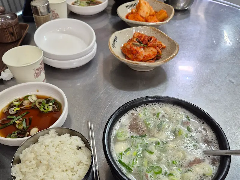국밥과 밥, 김치가 놓인 테이블 전경