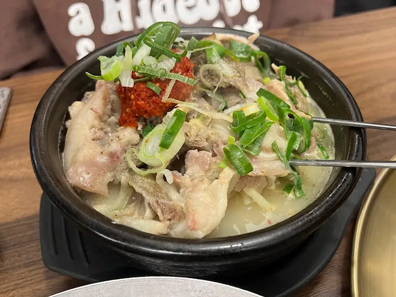 테이블에 놓인 국밥