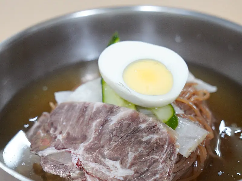 계란 고명이 올려진 평양냉면