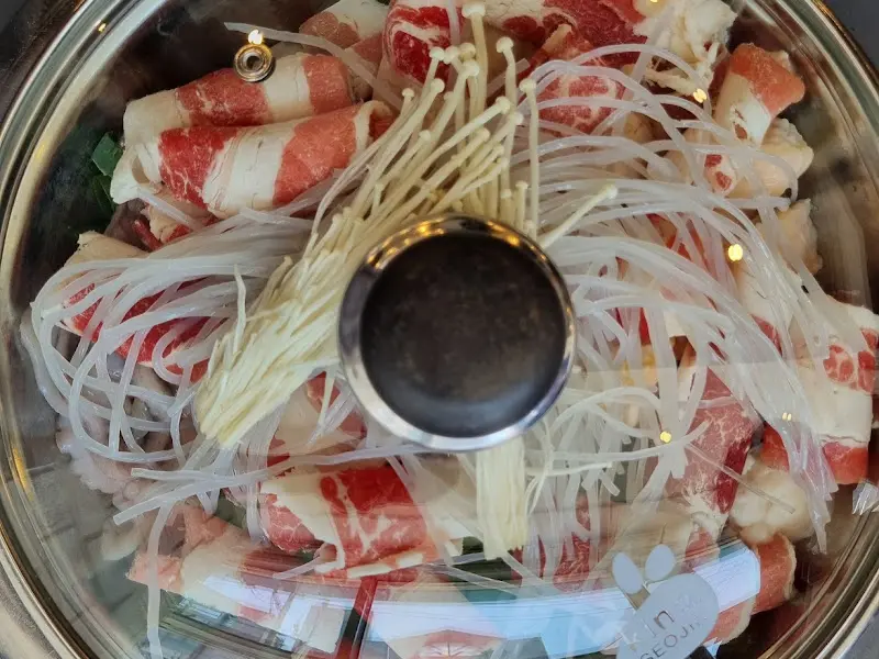 냄비 가득 담긴 낙곱새