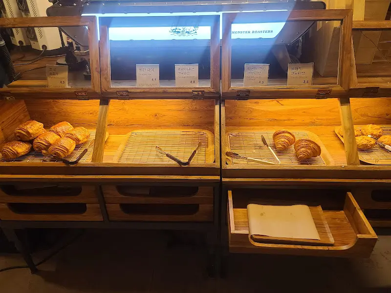 몬스터로스터스 빵 진열대