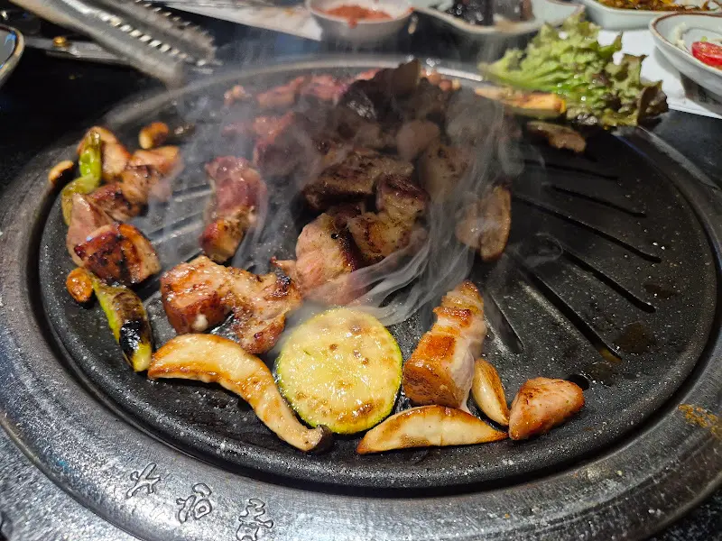 숯불 위에서 익어가는 고기