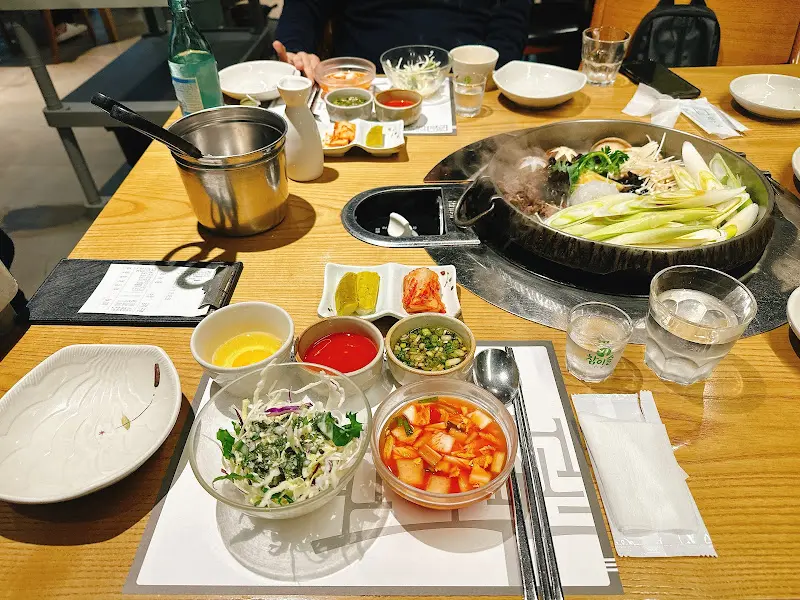 화수목 샤브샤브 분당본점 전체 테이블 세팅