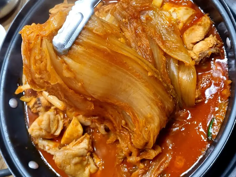 묵은지를 자르는 모습