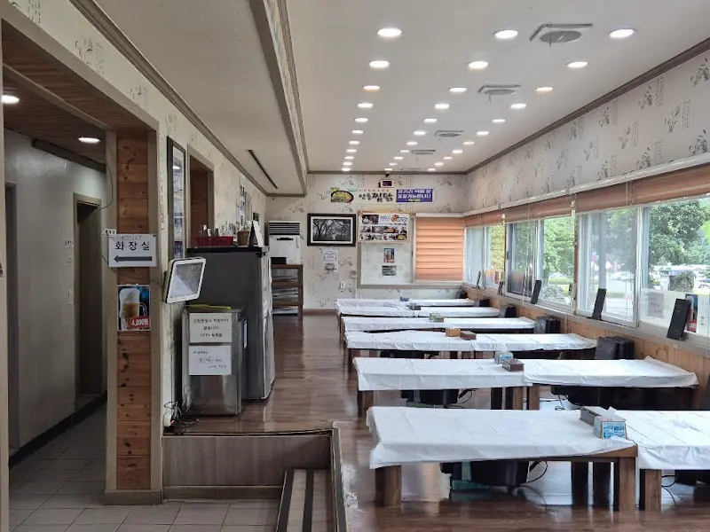 넓고 깔끔한 실내