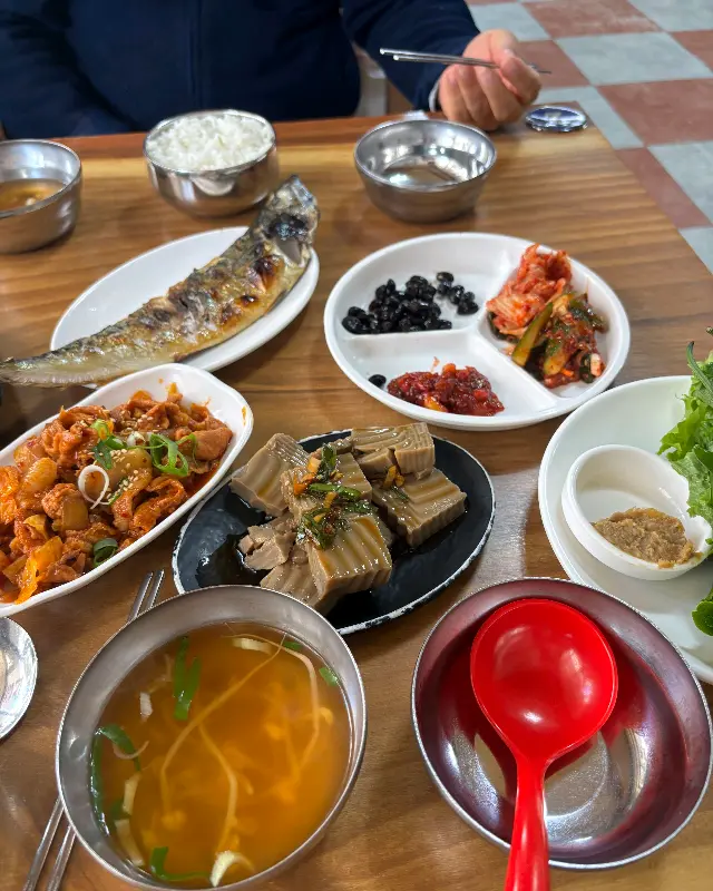 한상 가득 차려진 백리향의 정식