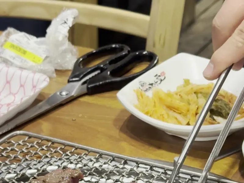 고기를 자르는 가위