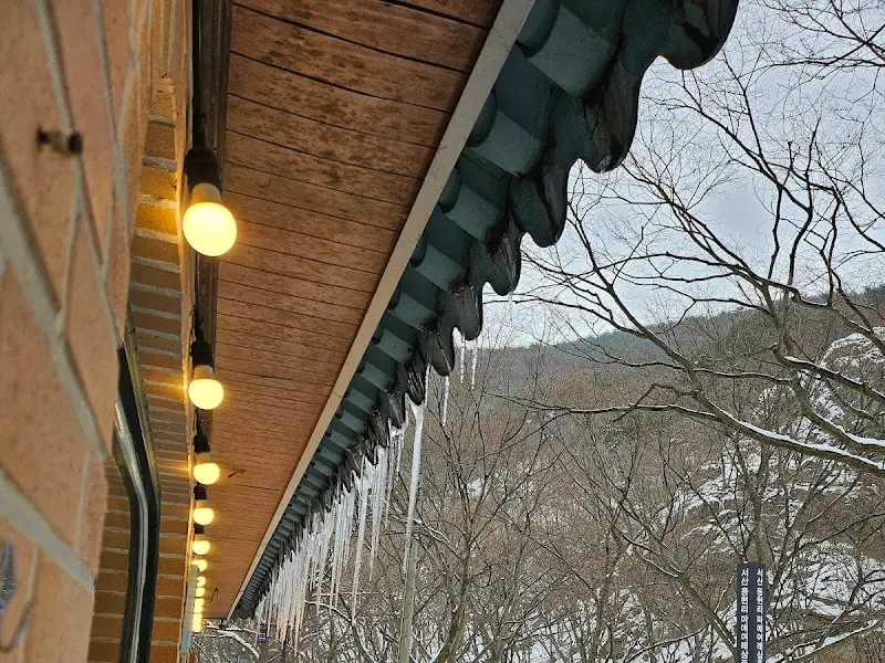 용현집 처마 밑 전구