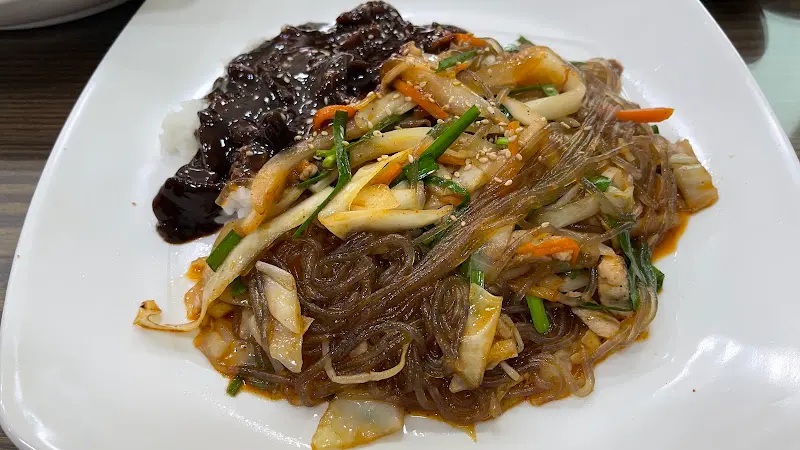 윤기 자르르 짜장면