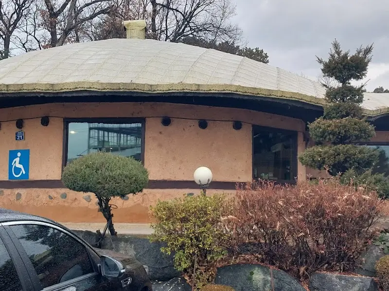 황토집 외관: 황토로 지어진 독특한 외관이 눈에 띈다.