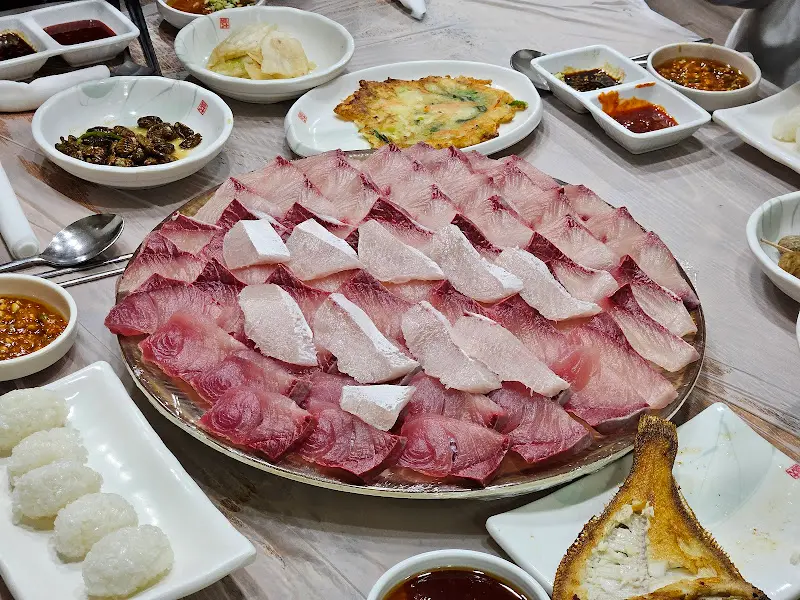 푸짐한 방어회 한 상