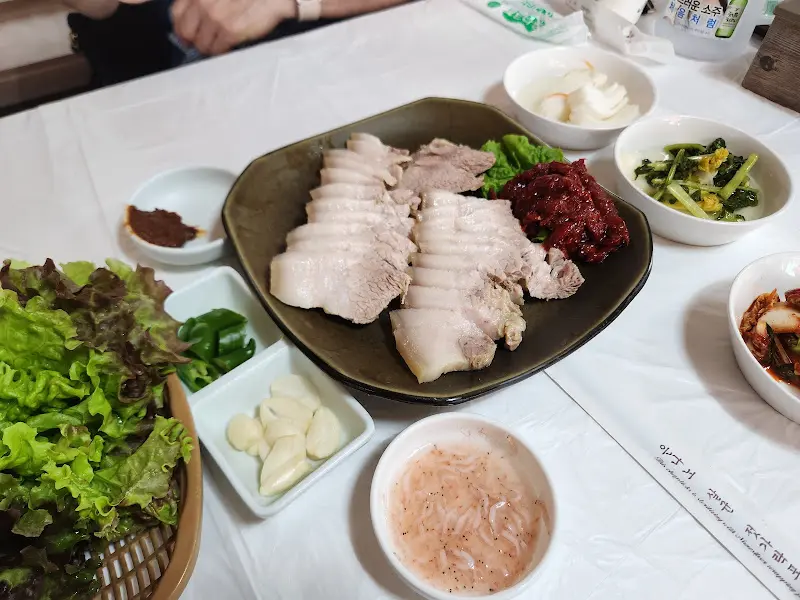 수육, 김치, 쌈 채소 한 상 차림