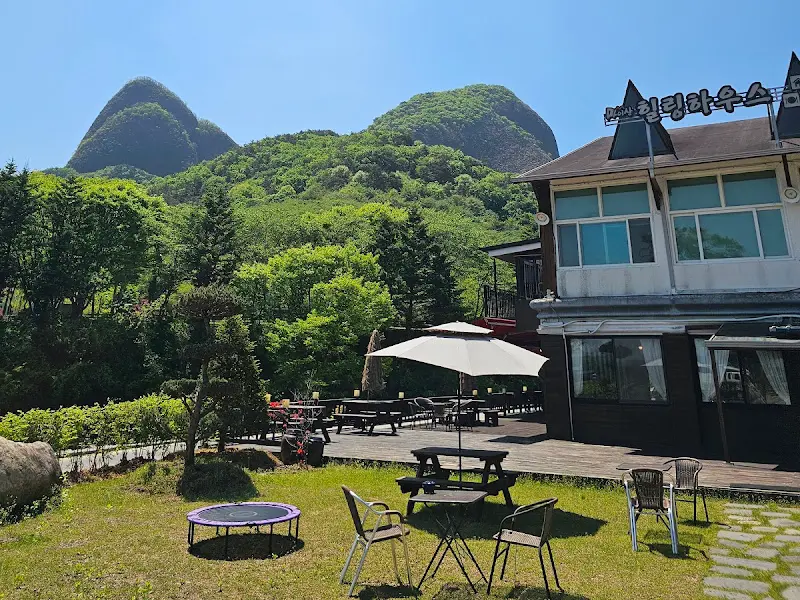 야외 테이블에서 바라본 마이산