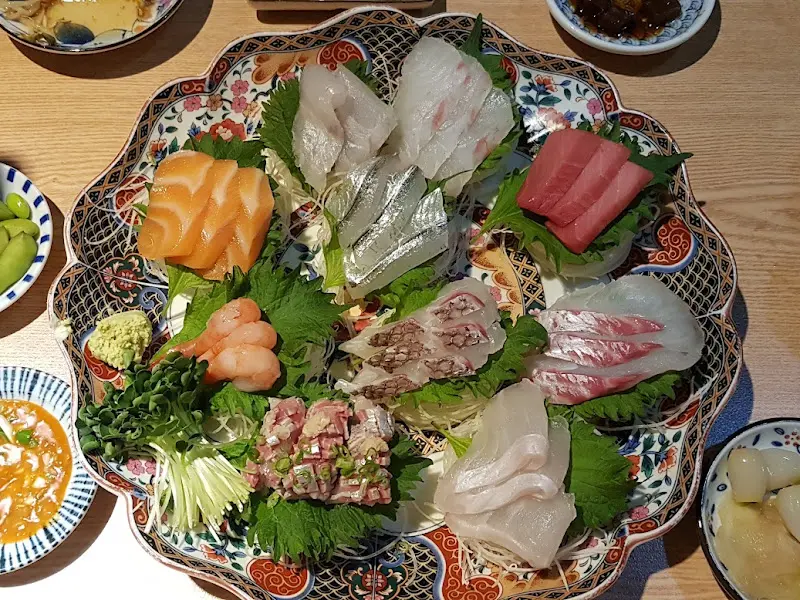 싱싱한 해산물이 가득한 모듬 사시미 한 상