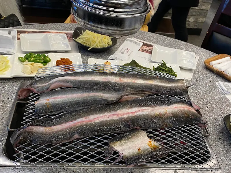 장어와 곁들여 먹을 수 있는 다양한 소스와 야채들