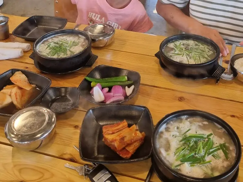 푸짐한 돼지국밥 한 상 차림